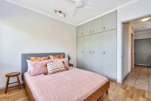 2 bedrooms, iron/ironing board, free WiFi, bed sheets