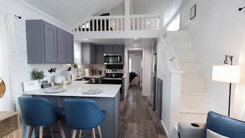 Een koelkast, een magnetron, een oven, een kookplaat