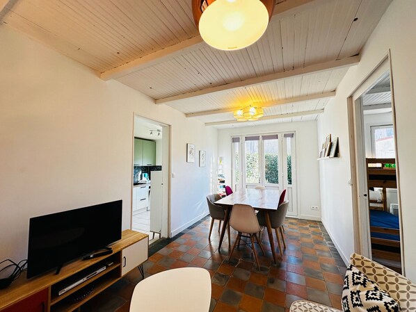 Dining - Charming cottage in Fouras, 200m from the beach, perfect for 4 guests (Fouras)