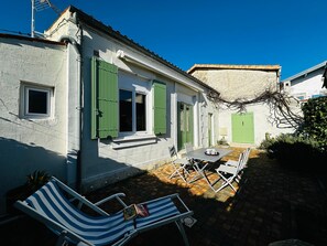 Outdoor dining - Charming cottage in Fouras, 200m from the beach, perfect for 4 guests (Fouras)