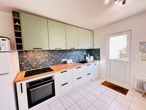 Fridge, microwave, oven, dishwasher - Charming cottage in Fouras, 200m from the beach, perfect for 4 guests (Fouras)