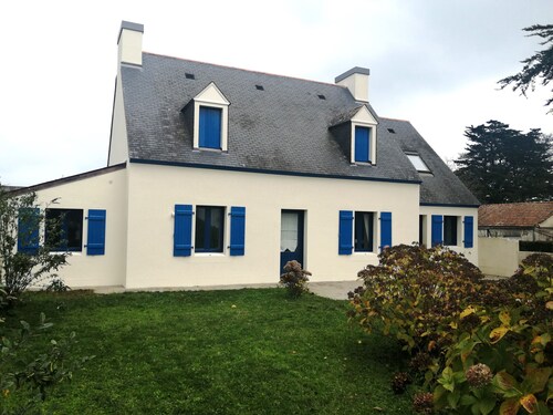Spacious family home in Groix with garden