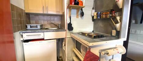 Fridge, cookware/dishes/utensils