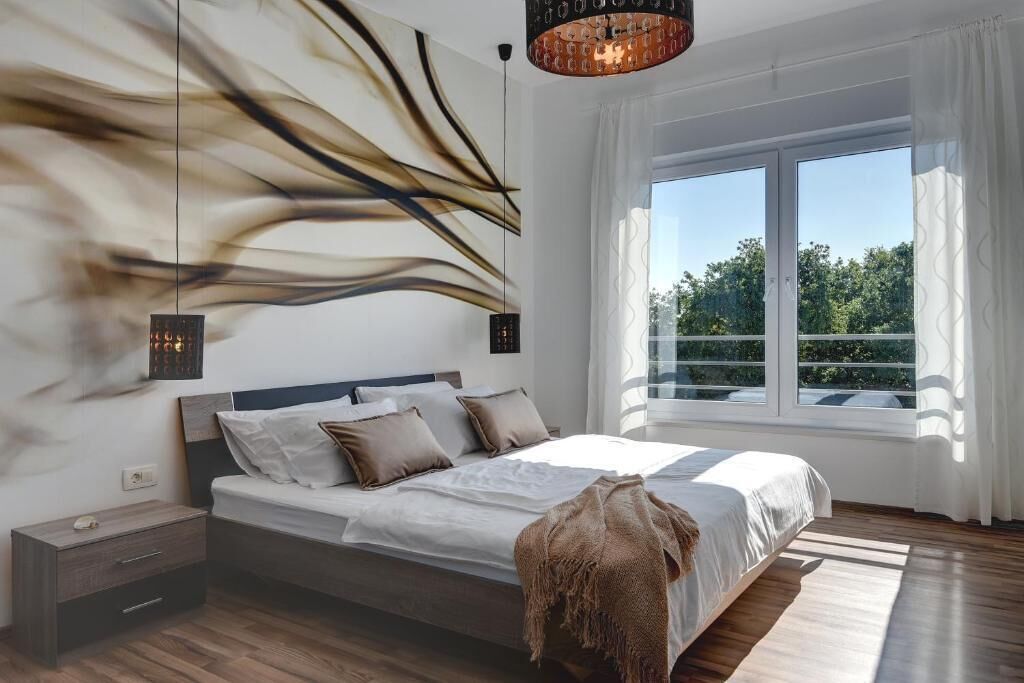 5 bedrooms, iron/ironing board, WiFi, bed sheets