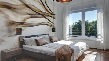 5 bedrooms, iron/ironing board, WiFi, bed sheets