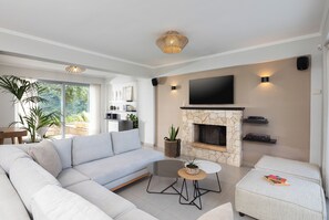 Televisión y chimenea 