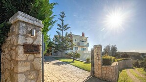 Un portail d’entrée en pierre surmonté d’une enseigne indiquant « villa piedra ».