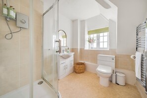 Sèche-cheveux, serviettes fournies, savon, shampoing