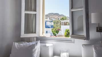 Driepersoonskamer, balkon | 1 slaapkamer, hypoallergeen beddengoed, geluiddichte muren