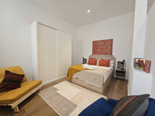 1 habitación, tabla de planchar con plancha, wifi y ropa de cama