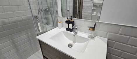Séchoir à cheveux, serviettes fournies, savon, papier de toilette