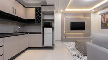 Suite Deluxe, vista al patio | Cocina privada | Microondas, horno y parrilla de estufa