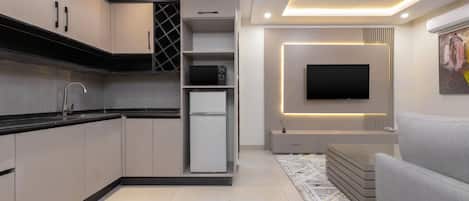 Deluxe Suite, Courtyard View | Dapur peribadi | Ketuhar gelombang mikro, ketuhar, dapur