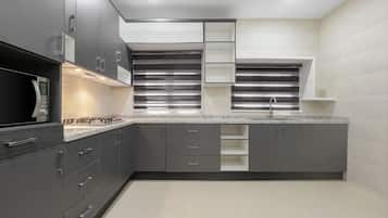 Suite de lujo, vistas a la ciudad | Cocina privada | Microondas, horno y placa de cocina