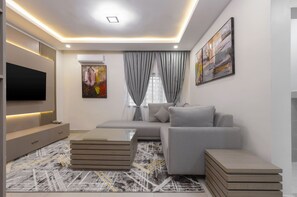 Deluxe-sviitti, näköala pihalle | Tallelokero huoneessa, työpöytä