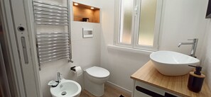 Dusche, Haartrockner, Bidet, Handtücher