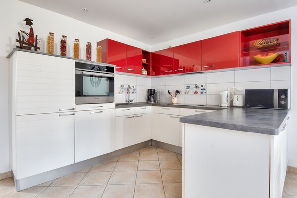 Kühlschrank, Mikrowelle, Ofen, Geschirrspüler