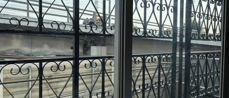 Escritorio, wifi gratis y ropa de cama