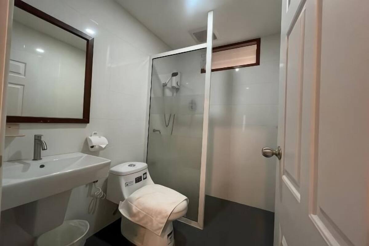 Kamar mandi | Shower, pancuran hujan, perlengkapan mandi gratis, dan pengering rambut