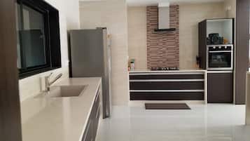 KylskÄp, mikrovÄgsugn, ugn och spishÀll