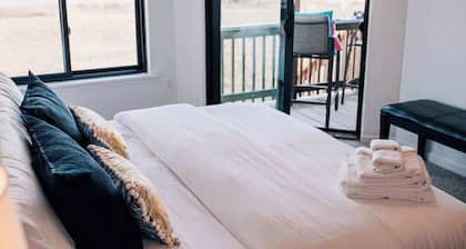 Artist’s Windmill Pt Condo|Sunset&Pool Relaxation