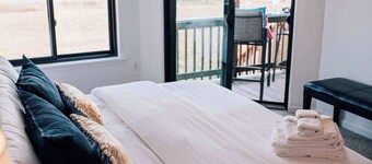 Artist’s Windmill Pt Condo|Sunset&Pool Relaxation