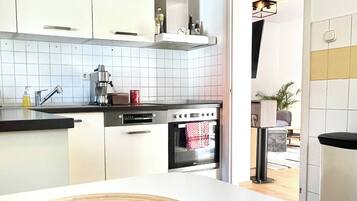 KĂŒhlschrank, Mikrowelle, Ofen, Wasserkocher mit Kaffee-/Teezubehör