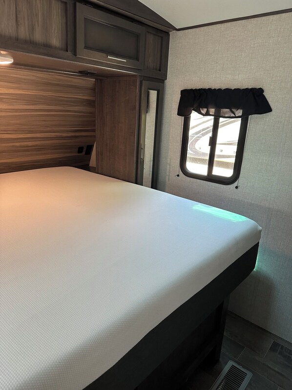 1 bedroom, bed sheets