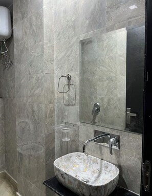 Dusche, Haartrockner, Handtücher, Seife