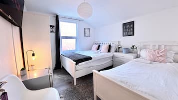 Standard Triple Room | Laptop workspace, free WiFi, bed sheets