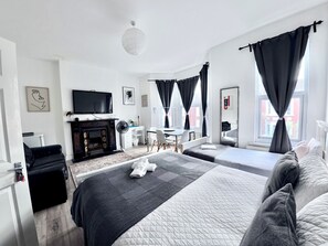 Tremannsrom – deluxe | Skrivebord for bærbar PC, wi-fi (inkludert) og sengetøy