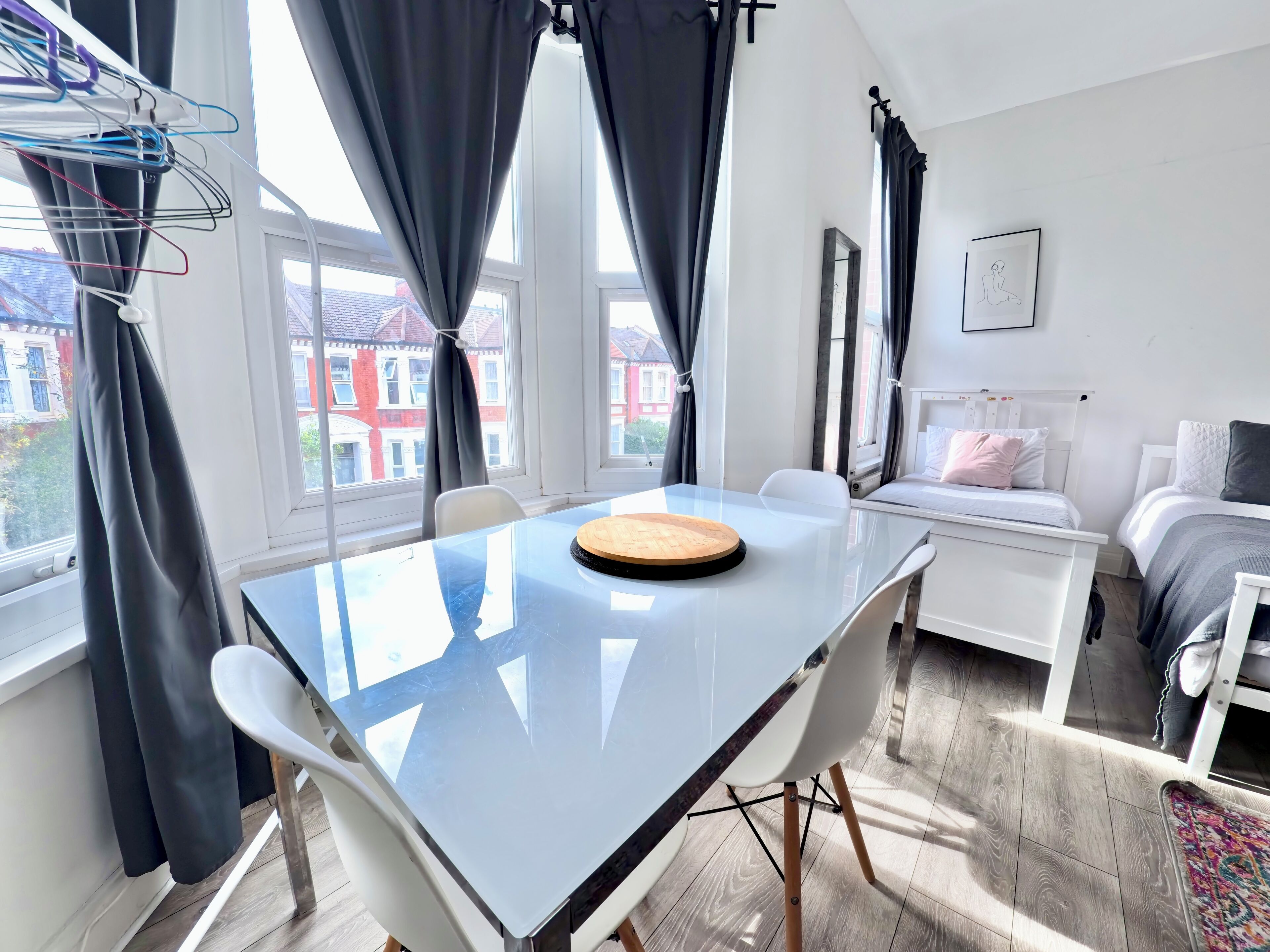 Tremannsrom – deluxe | Skrivebord for bærbar PC, wi-fi (inkludert) og sengetøy