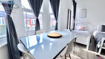 Deluxe Triple Room | Laptop workspace, free WiFi, bed sheets