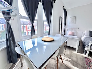 Quarto triplo luxo | Espaço de trabalho para notebook, Wi-Fi de cortesia, roupa de cama