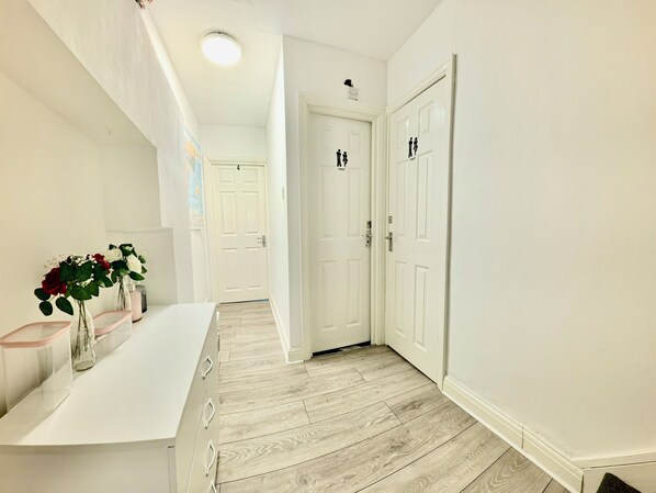Gratis toiletartikelen, een haardroger, handdoeken, zeep