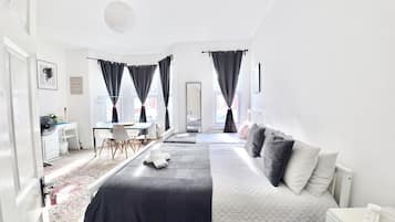 Deluxe Triple Room | Laptop workspace, free WiFi, bed sheets