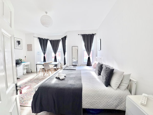 Deluxe trippelrum | Arbetsyta för laptop, gratis wi-fi och sängkläder