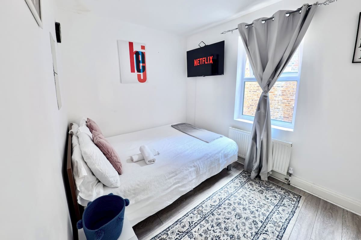 Laptop workspace, free WiFi, bed sheets