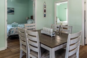 3 habitaciones, tabla de planchar con plancha, internet y ropa de cama 