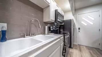 Réfrigérateur, micro-ondes, four, plaque de cuisson