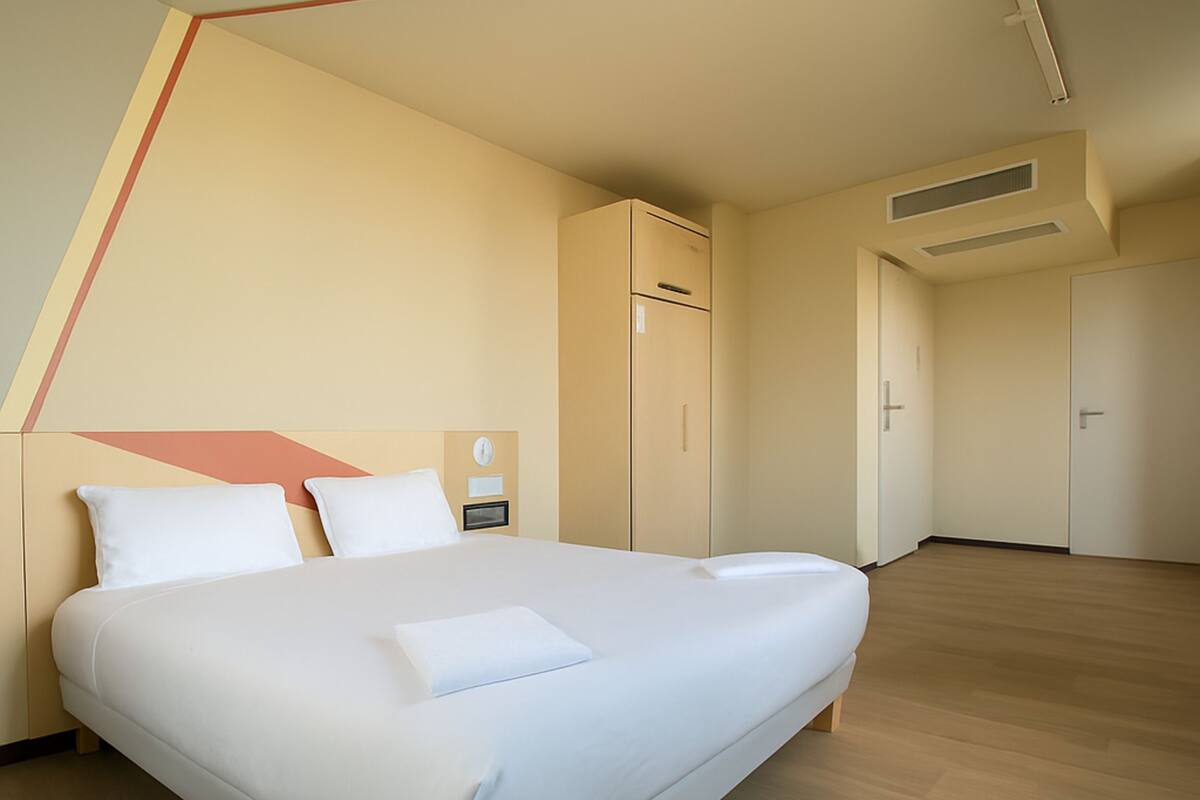 ห้องสแตนดาร์ด, หลายเตียง, พร้อมสิ่งอำนวยความสะดวกสำหรับผู้พิการ | เครื่องนอนระดับพรีเมียม, เตียง Select Comfort, โต๊ะทำงาน