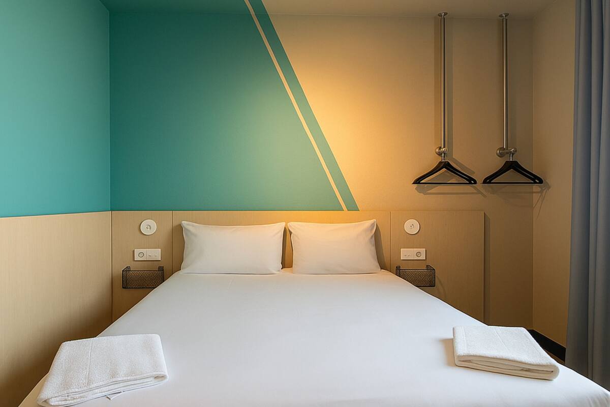 ห้องสแตนดาร์ด, เตียงเดี่ยว 2 เตียง | เครื่องนอนระดับพรีเมียม, เตียง Select Comfort, โต๊ะทำงาน