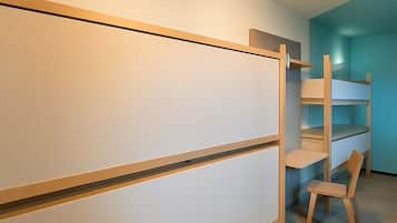 Una habitación moderna con armario empotrado, una silla y una estantería.