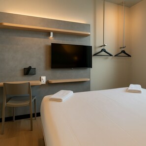 Standard Room, Multiple Beds, Accessible | Living area