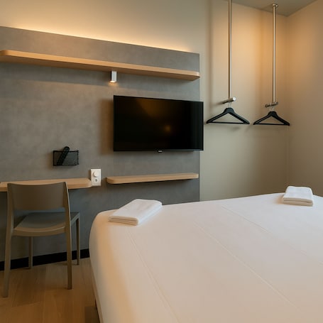 Standard Room, Multiple Beds, Accessible | Living area | Offices. Ibis Budget Auxerre Nord (Ouverture Printemps 2025)