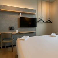 Habitación estándar, varias camas, accesible para personas con discapacidad | Zona de estar | Una oficina