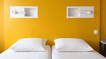 Chambre avec lits jumeaux, 2 lits une place | Ameublement personnalisé, bureau