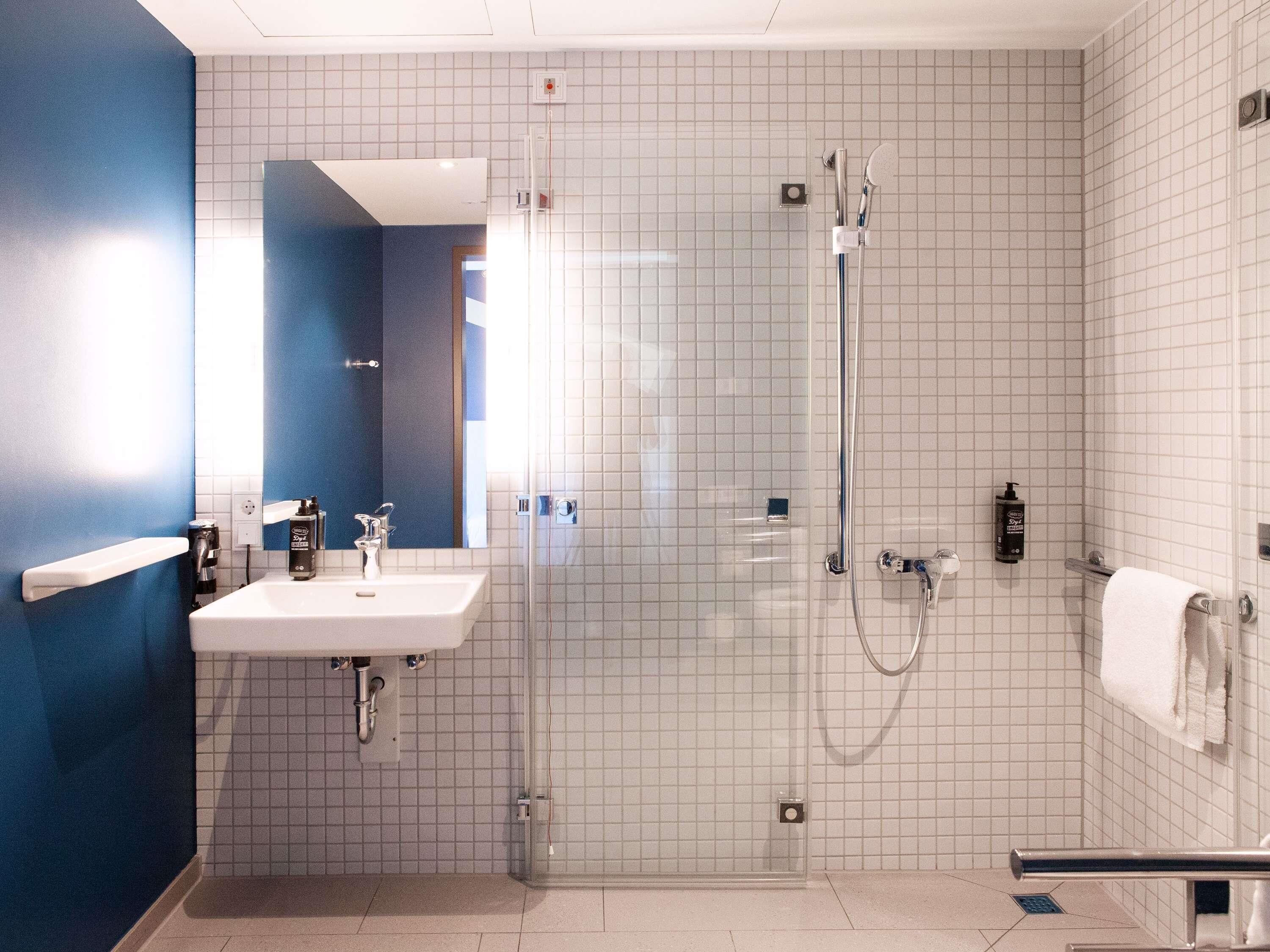 Standardzimmer, 1 Queen-Bett | Verdunkelungsvorhänge, schallisolierte Zimmer, kostenloses WLAN