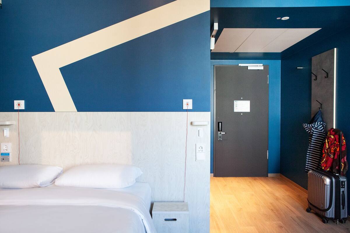 Blackout curtains, soundproofing, free WiFi, bed sheets
