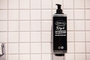 Regadera, secadora de cabello, toallas, jabón 